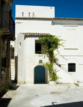 BORGO PETELIA, Casa Fazio, Antica piccola casa con loggia e scala esterna